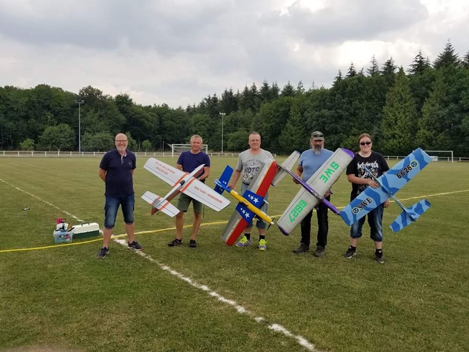 Vr nya supporter, Larry Waltman, manager Team Canada, tog den hr bilden av sveriges stunt team. Emil Palm, Mikael Palm, Staffan Ekstrm, Niklas Lfroth knner sig avslappnad med Niklas Lfroth, Staffan Ekstrm, Anders Hellsen, Michael Palm och Emil Palm i Landres, Lorraine, France.